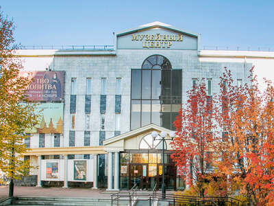 Сургутский краеведческий музей. Сургутский краеведческий музей является одним из старейших учреждений города с многолетним опытом работы в области сохранения историко-культурного наследия. Основание Сургутского краеведческого музея связано с именем Флегонта Яковлевича Показаньева — ветерана Великой Отечественной войны и труда, Почетного гражданина города Сургута, заслуженного работника культуры России, краеведа и просветителя, общественного деятеля.