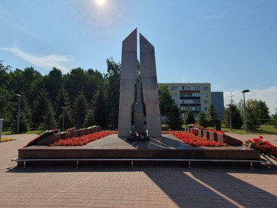 Сквер «Мемориал Славы». Мемориальный комплекс города представляет собой многоплановые памятные знаки, сооружения и объекты, отражающие историю Сургута. Справа и слева от стелы расположены плиты с фамилиями погибших во время крестьянского мятежа 1921 г., а также плиты с именами фронтовиков, погибших в годы Великой Отечественной войны 1941-1945гг.